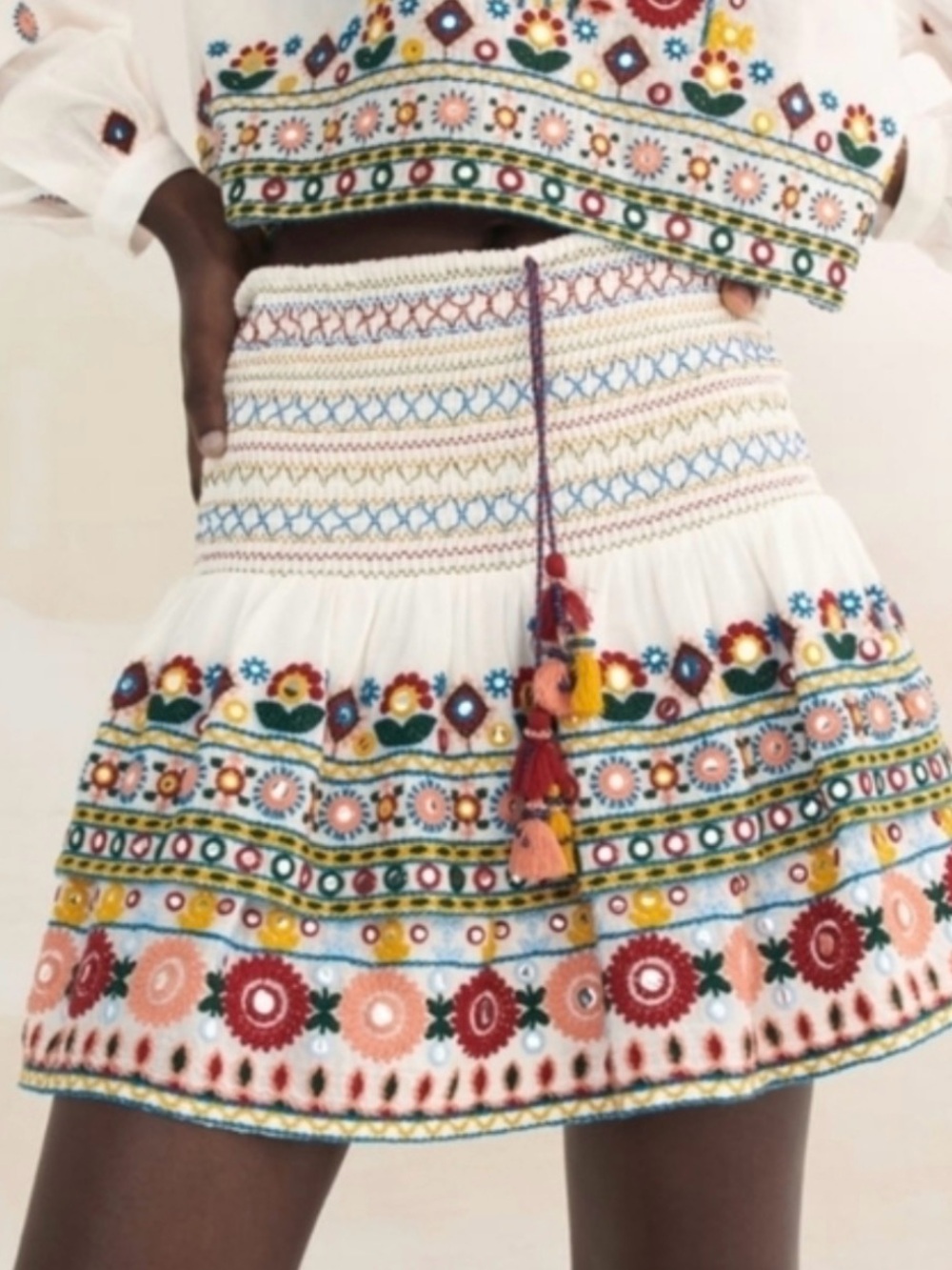 Zara Embroidered White Boho Mini Skirt with Multicolor Floral pattern Sz medium
